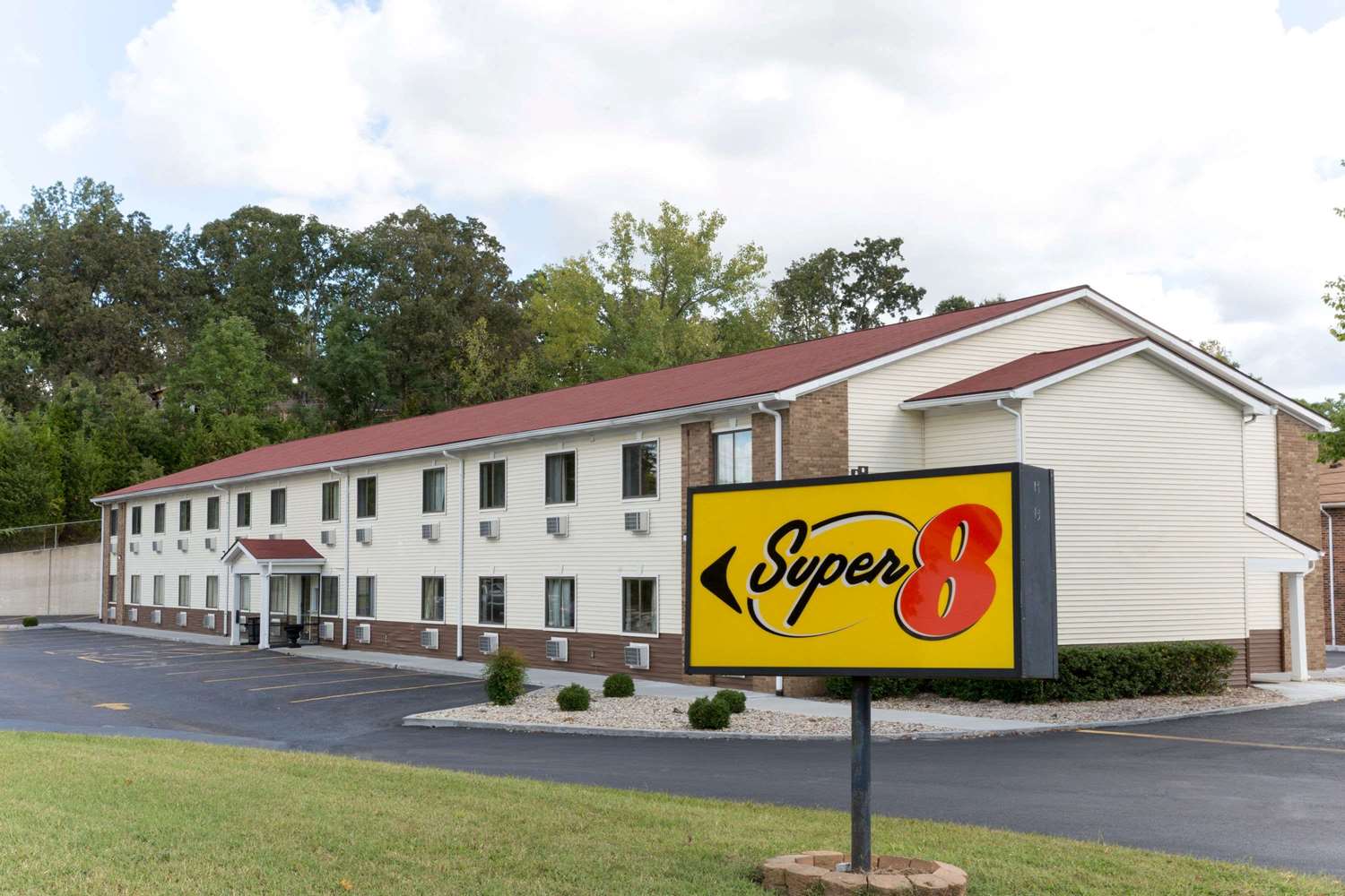 Super 8 by Wyndham Radcliff Ft. Knox Area 2/12