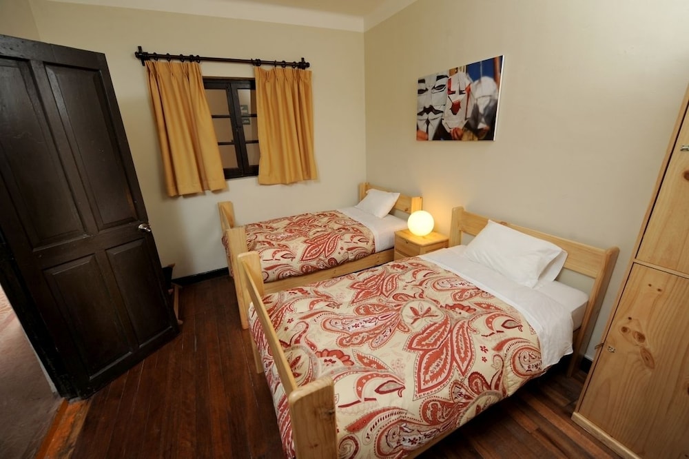 CLASSIC, TWIN BEDS, PRIVATE BATHROOM