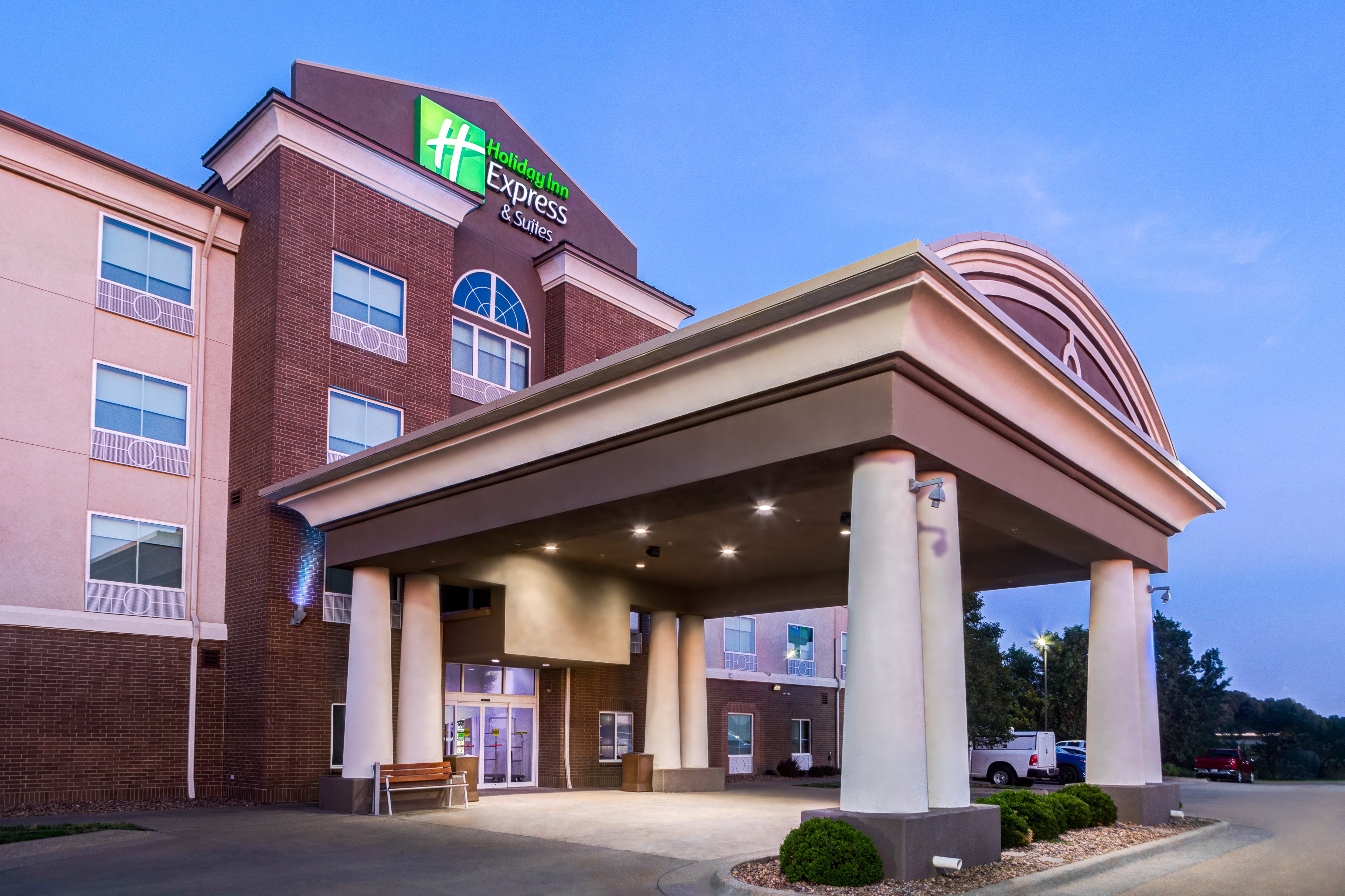 Holiday Inn Express Hotel and Suites Salina 55/62