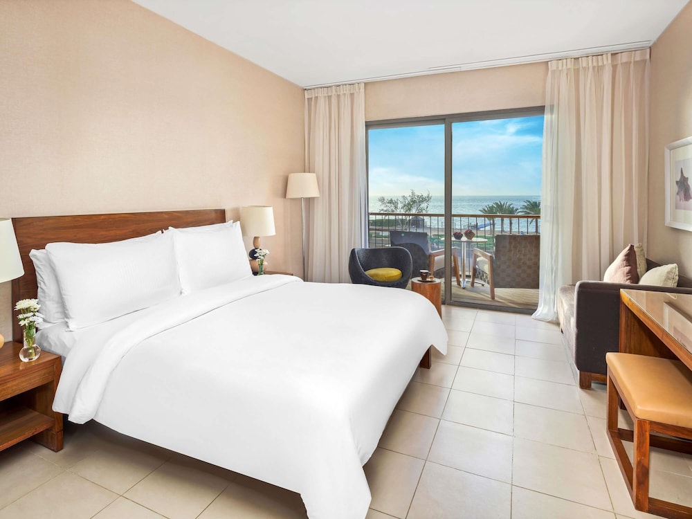 SUPERIOR, KING BED, POOL VIEW