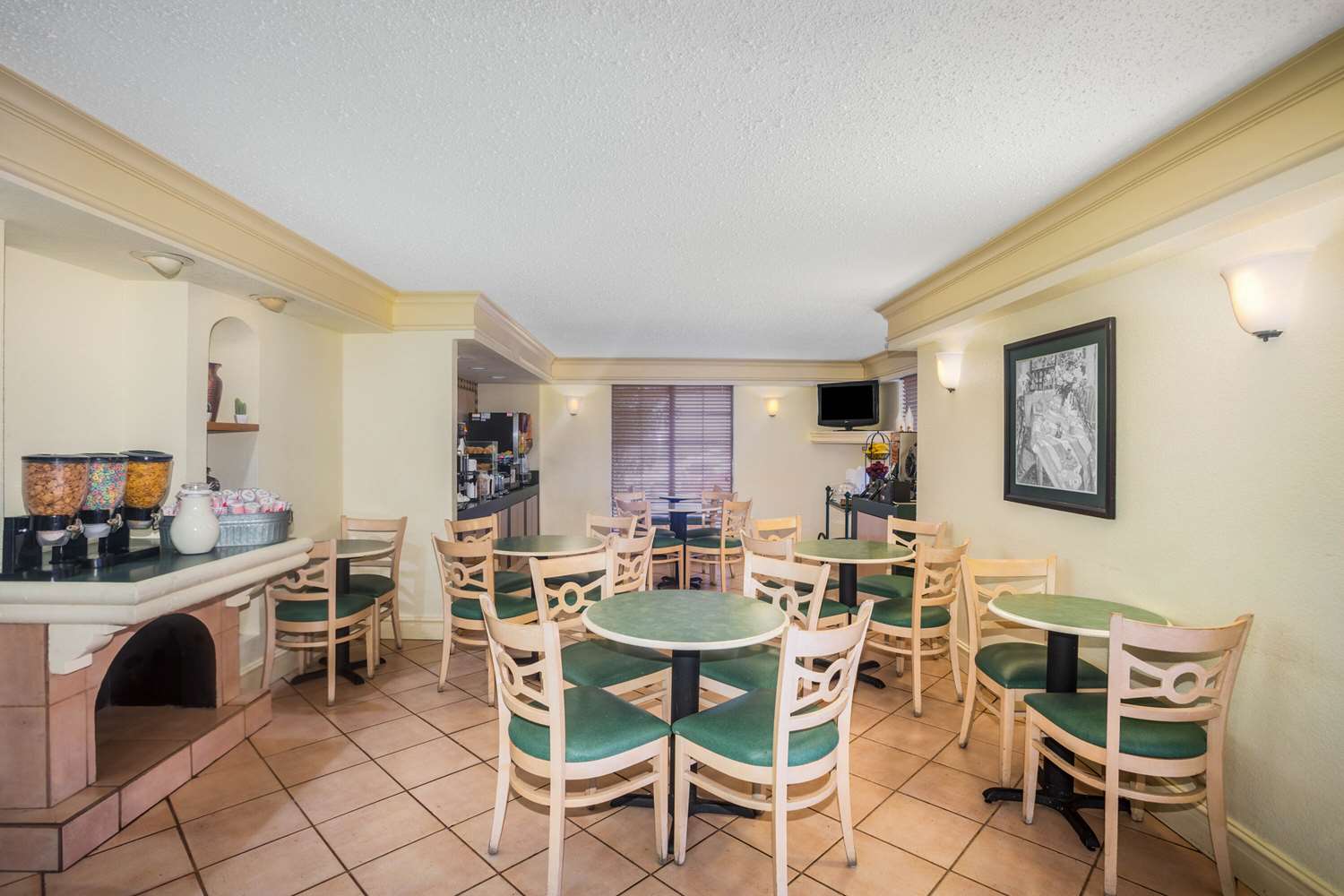Super 8 by Wyndham Eagle Pass 35/41