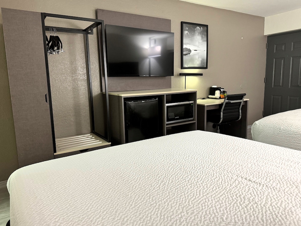 Room, 2 Queen Beds, Exterior Entrance، Ramada By Wyndham Tuscaloosa 8/10