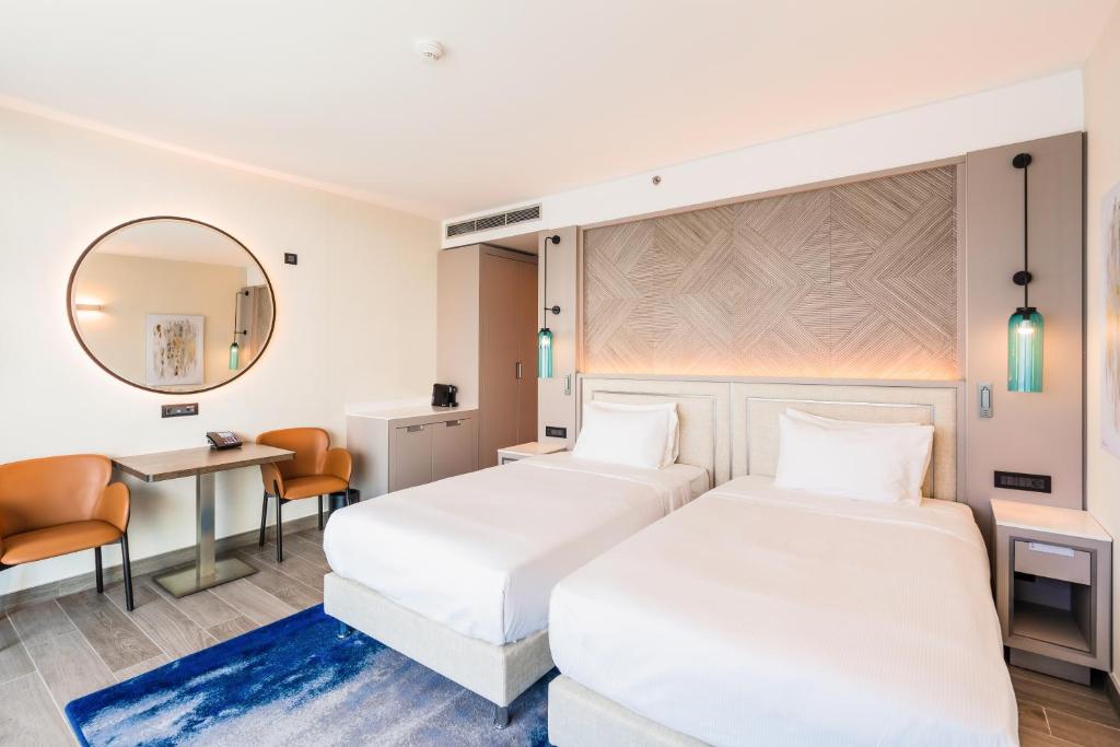 غرفة بسريرين منفصلين بإطلالة على البحر بشرفة، Hilton Rijeka Costabella Beach Resort and Spa 7/9