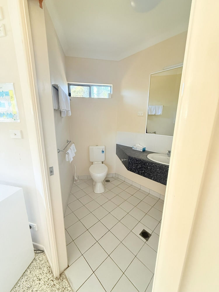 Emu Park Beach Resort 60/63