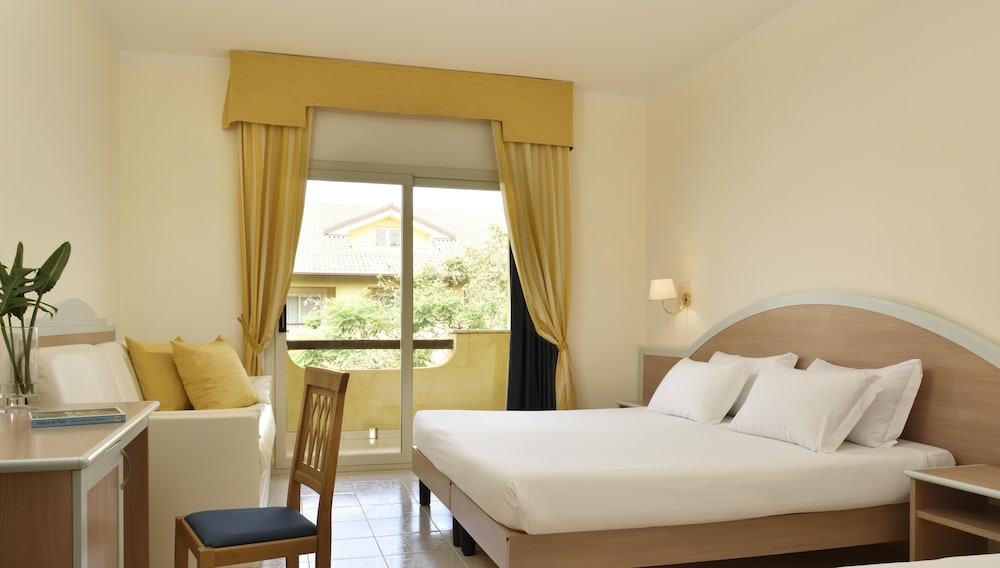 Comfort, 1 King and 1 Single Beds, Garden View, Balcony