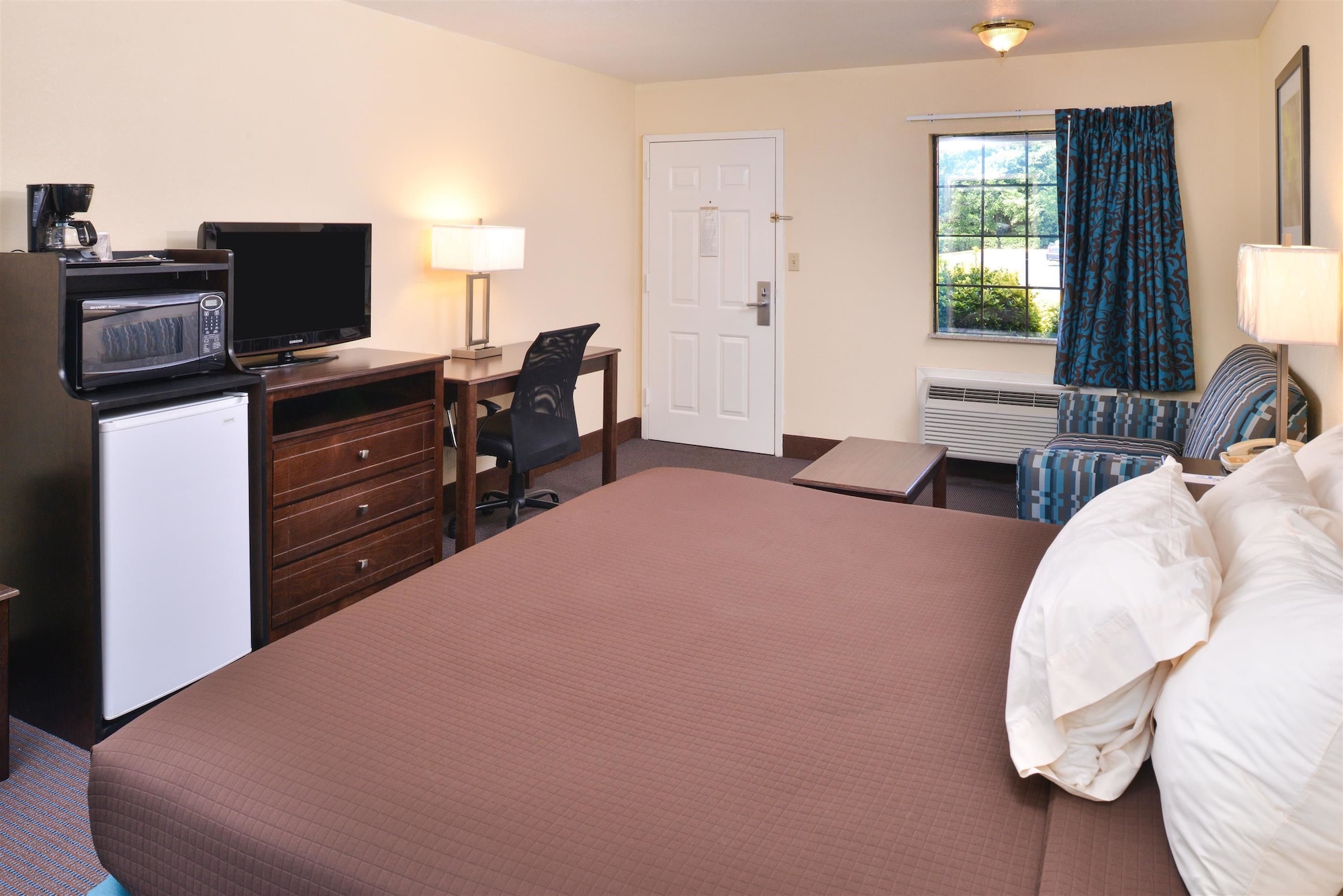 غرفة بسرير كوين للمدخنين، Americas Best Value Inn Batesville 2/5