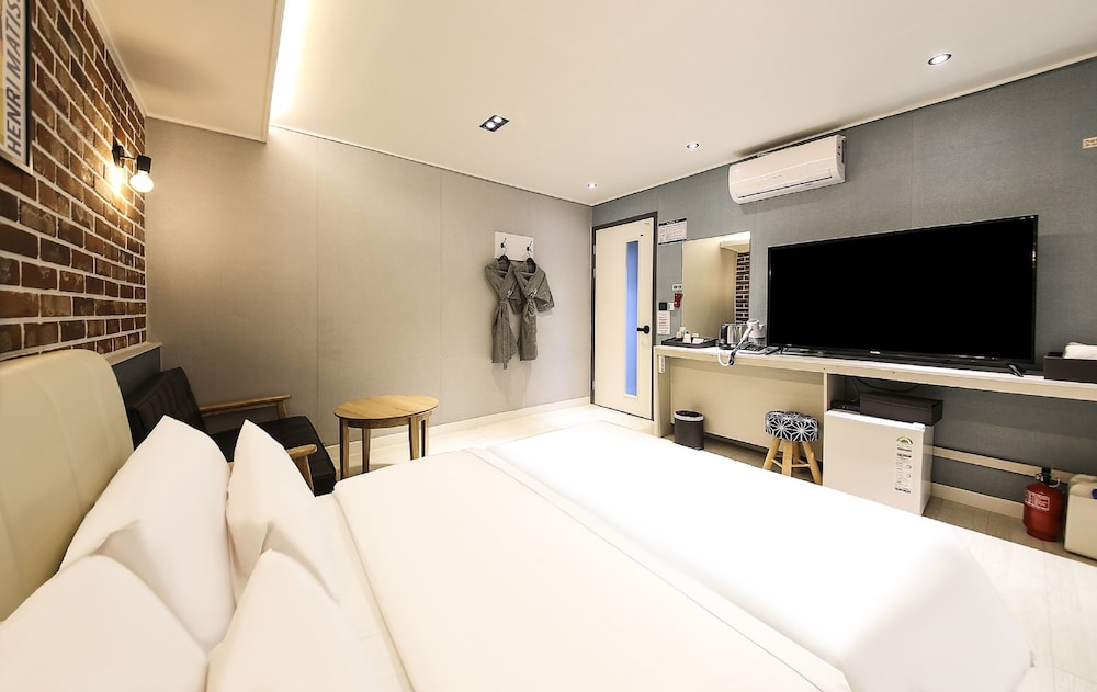 DELUXE, DOUBLE BED, CITY VIEW