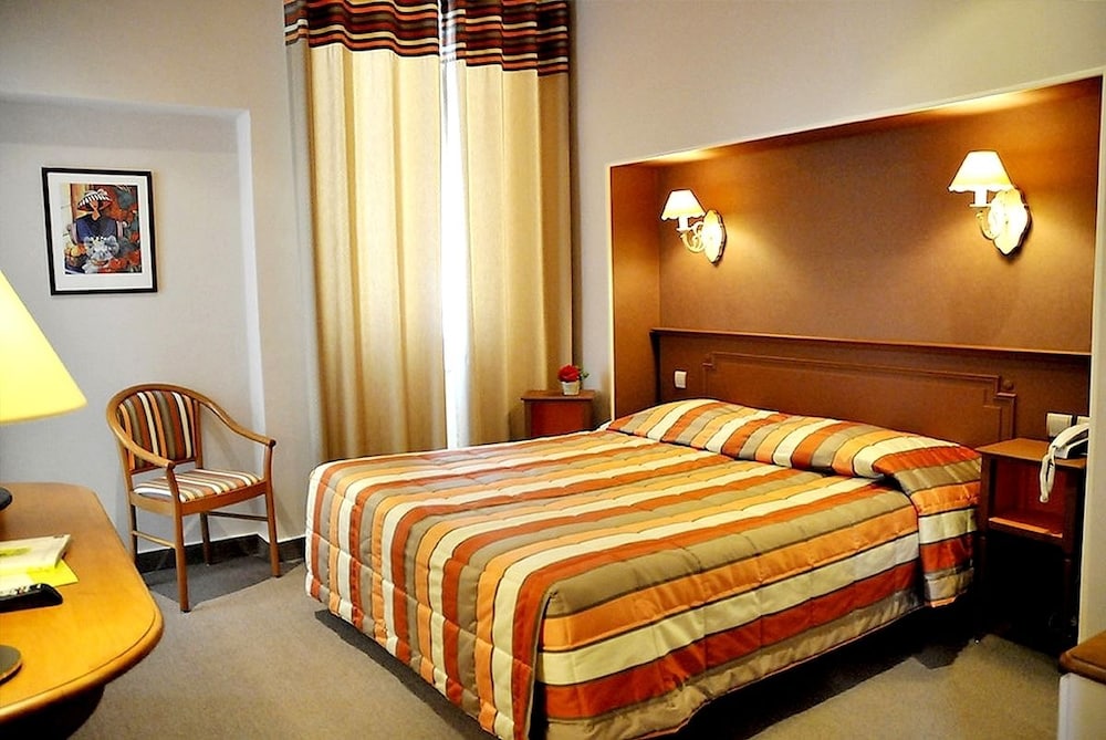 AU GRAND HOTEL 12/52