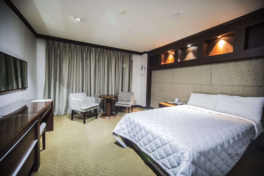 DELUXE, DOUBLE BED