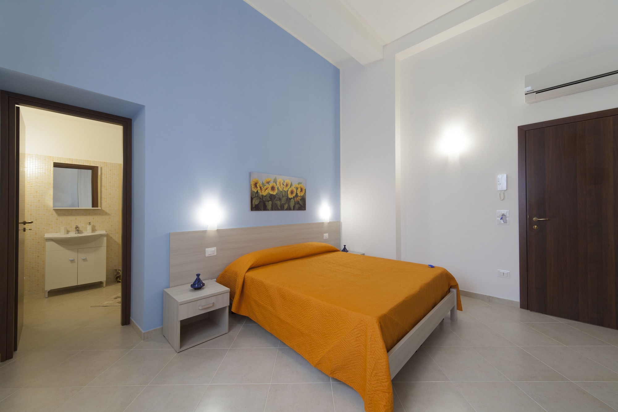 ROOM, DOUBLE BED