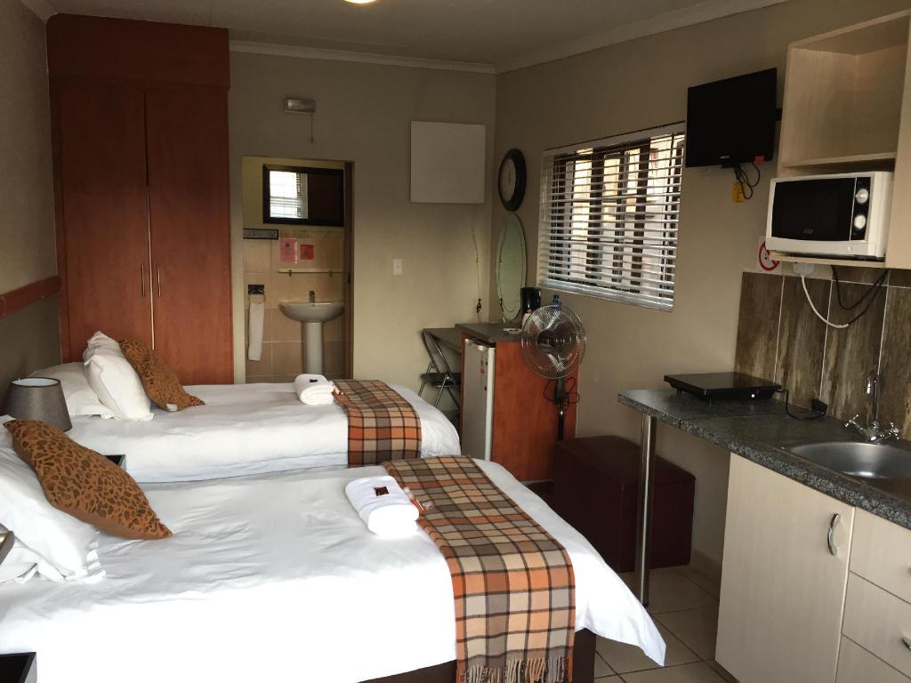 Travellers Nest Guesthouse 22/93