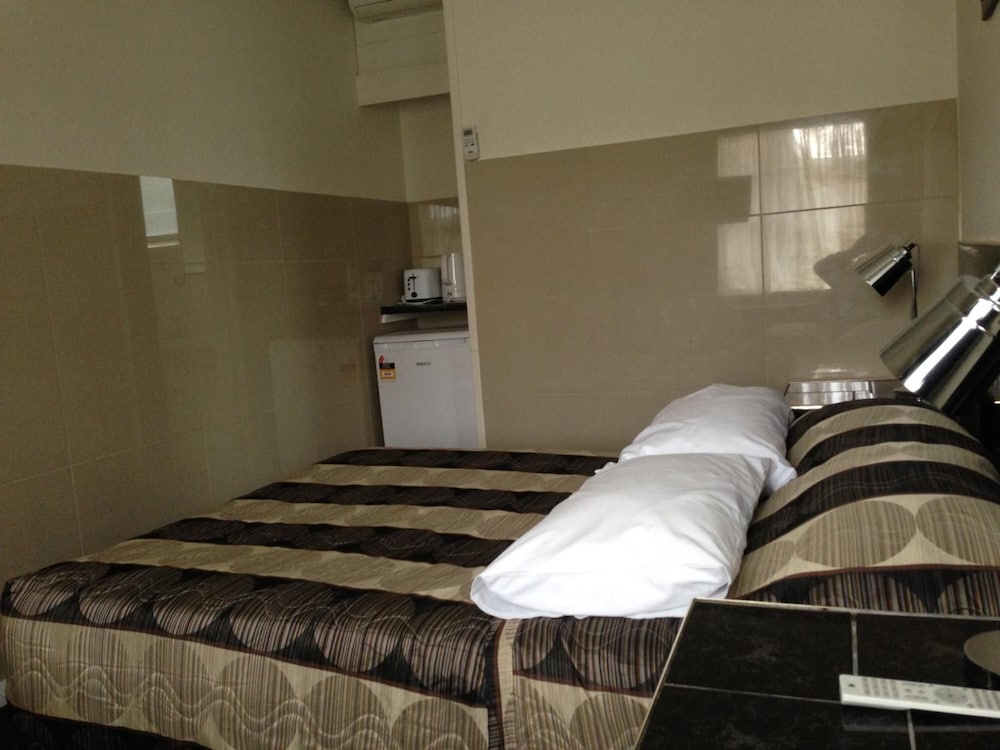 AVALON MOTEL 18/45