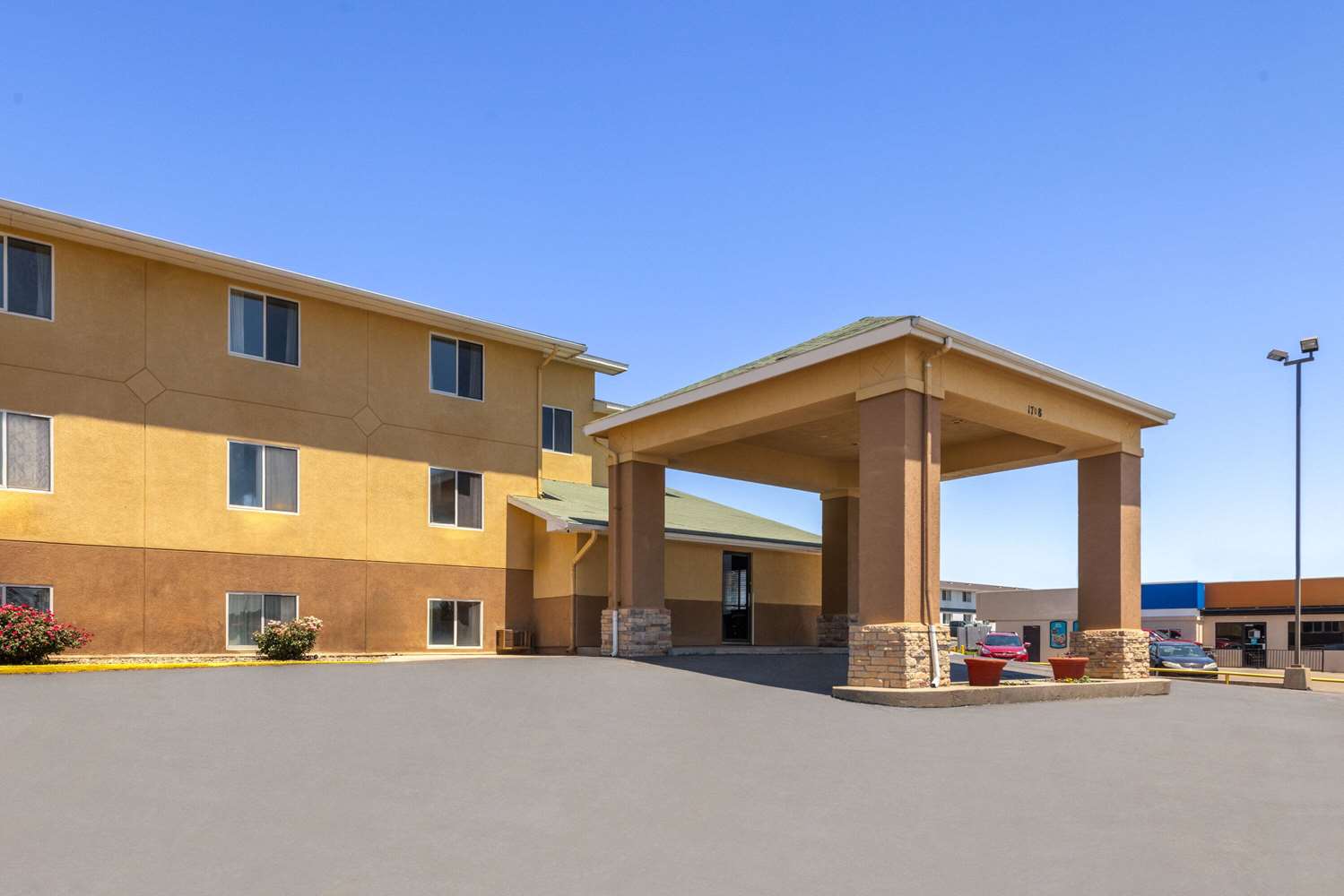 Super 8 by Wyndham Dodge City 4/23