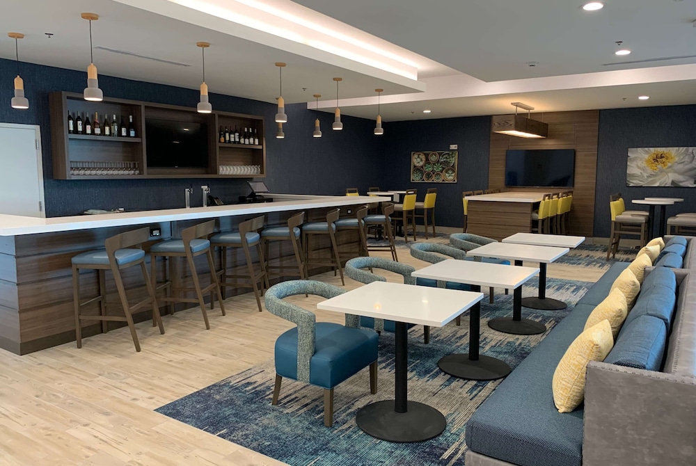 La Quinta Inn and Suites by Wyndham Round Rock East 32/43