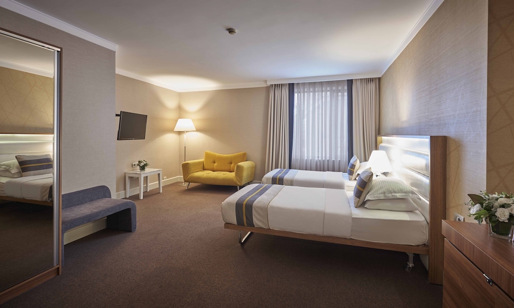 Executive, Queen Bed, Street View