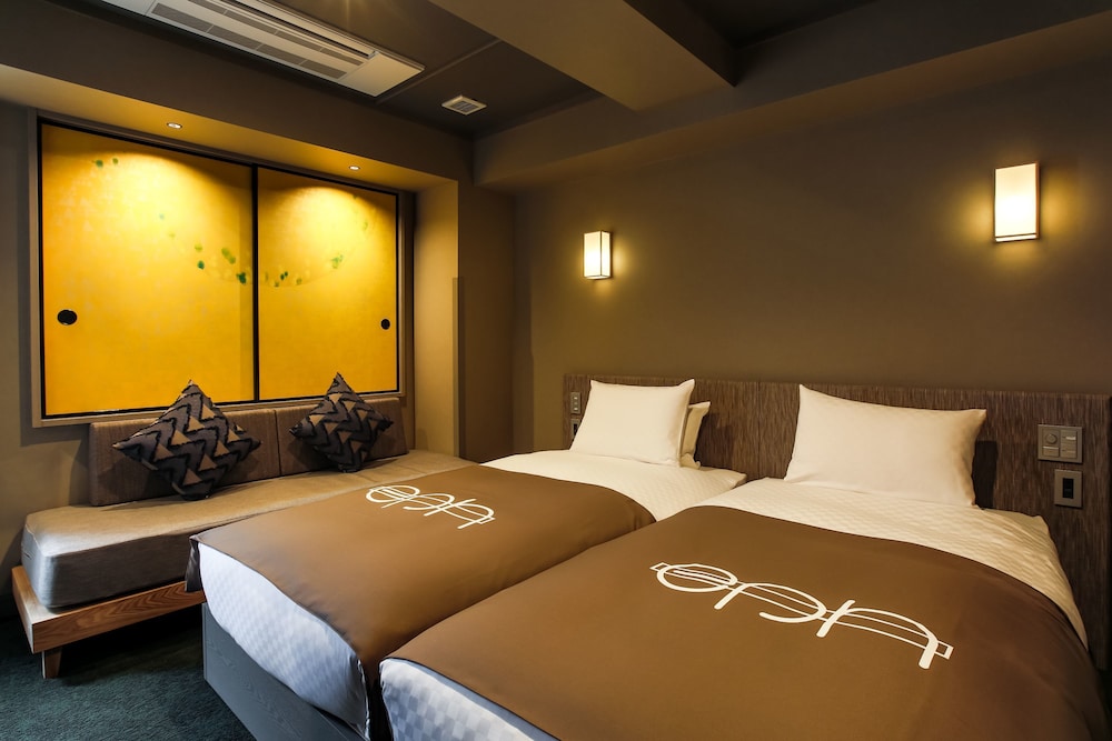 HOLLYWOOD, TWIN BEDS