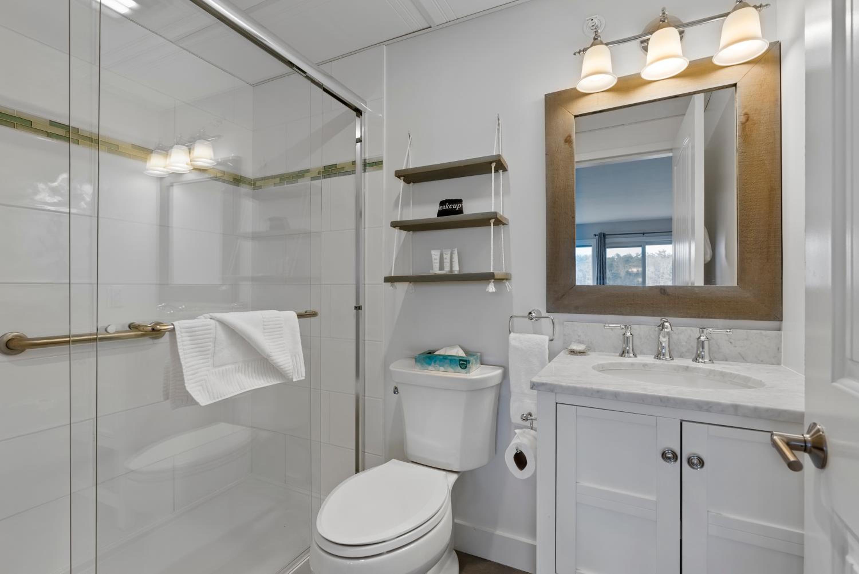 Room, King Bed, Port Side, Corner، Nonantum Resort 3/5