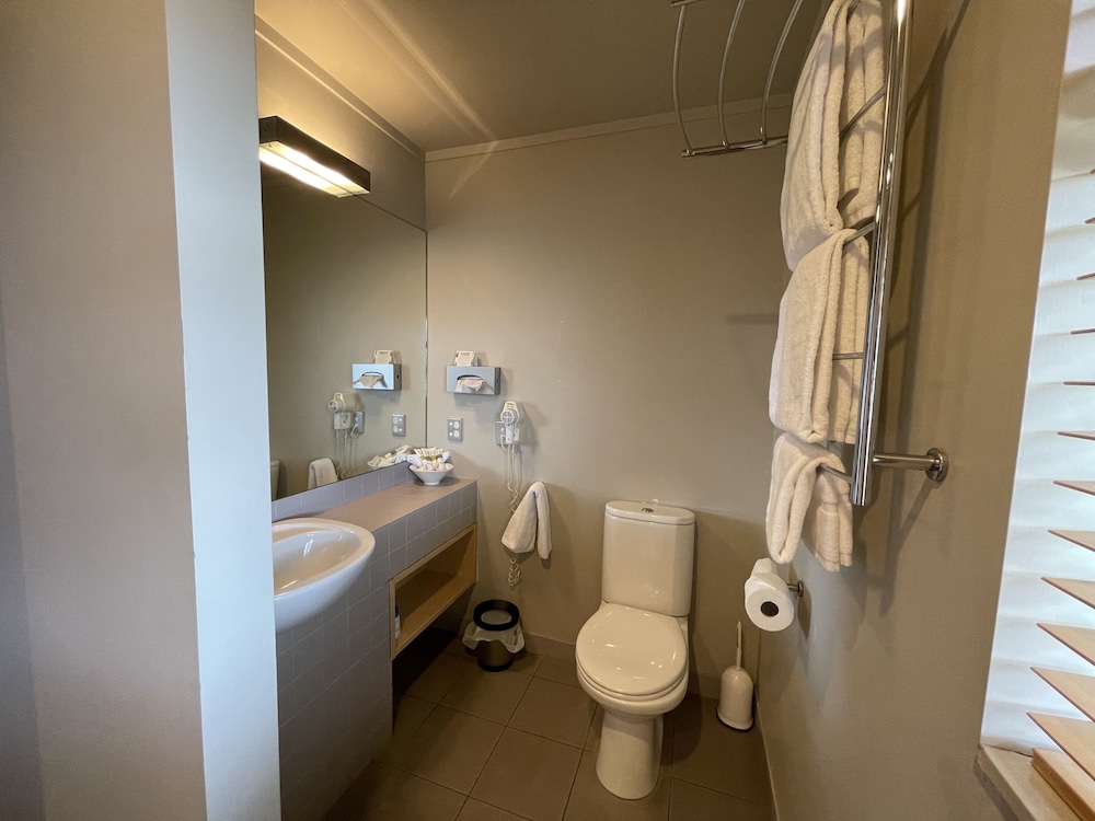 Bentleys Motor Inn 45/50