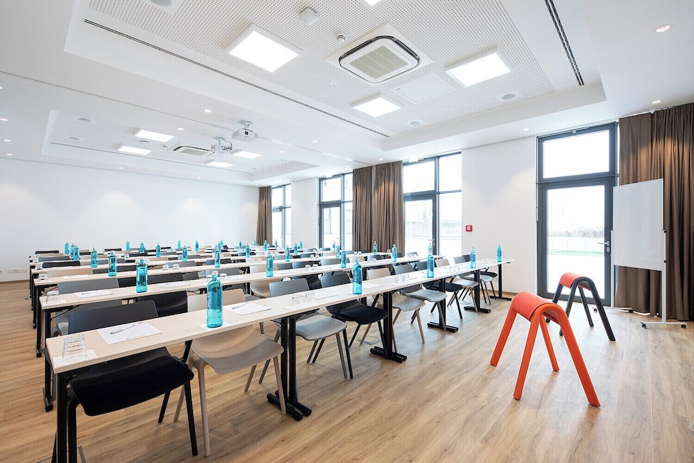 LOGINN Hotel Berlin Airport 52/59