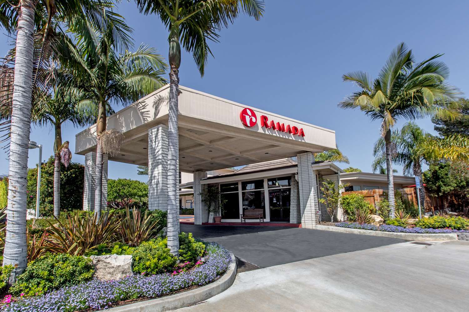 Ramada By Wyndham Santa Barbara 32/42