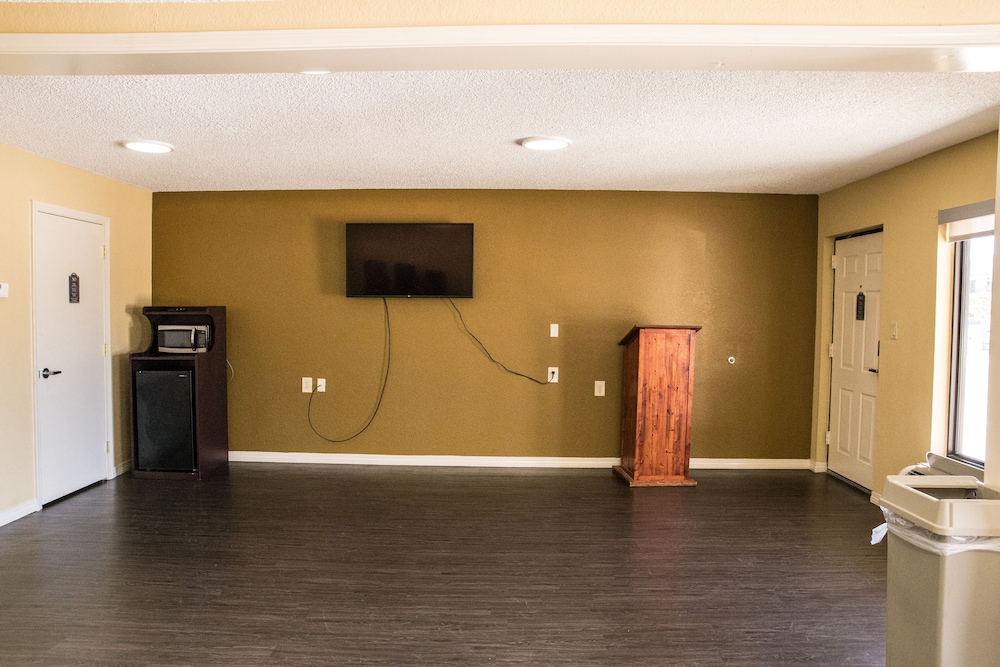 Mockingbird Inn Suites 9/49