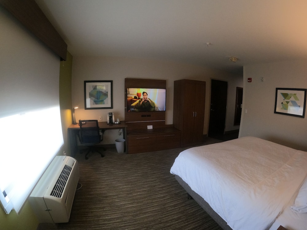 Holiday Inn Express Hotel and Suites Albuquerque Historic Old Town 17/73
