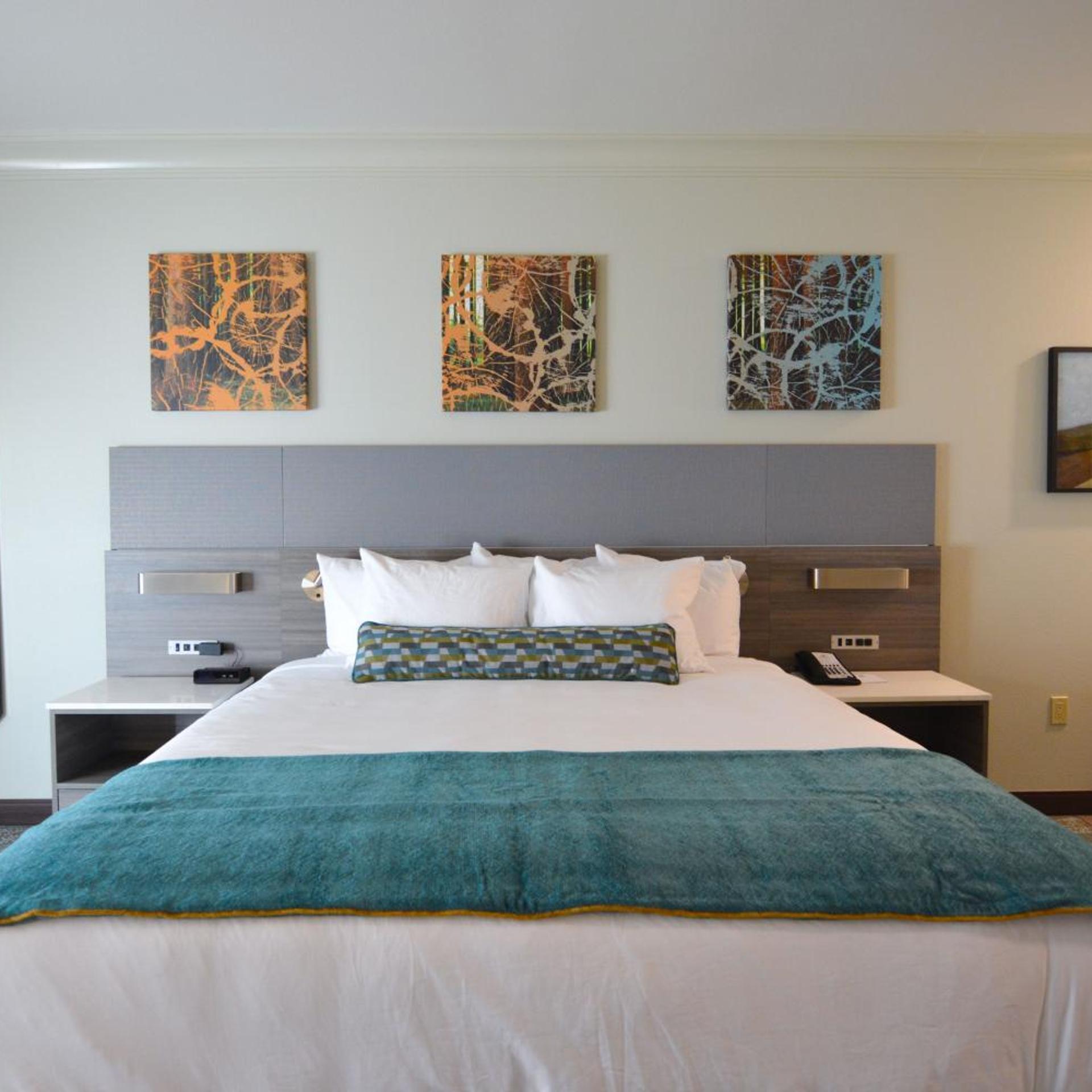 Room, King Bed, Balcony, Blue Lake Casino Hotel 7/10