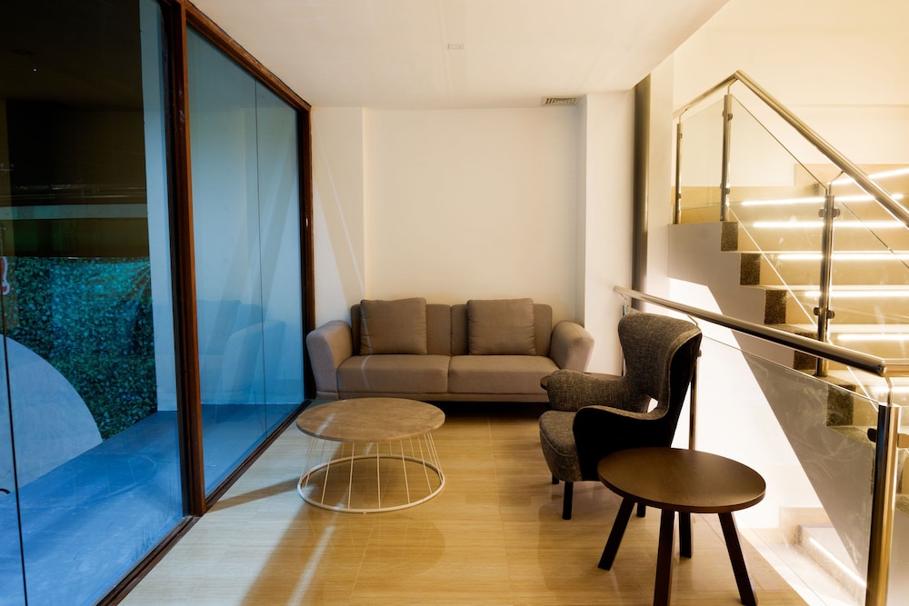 Vivien's Hotel 42/51