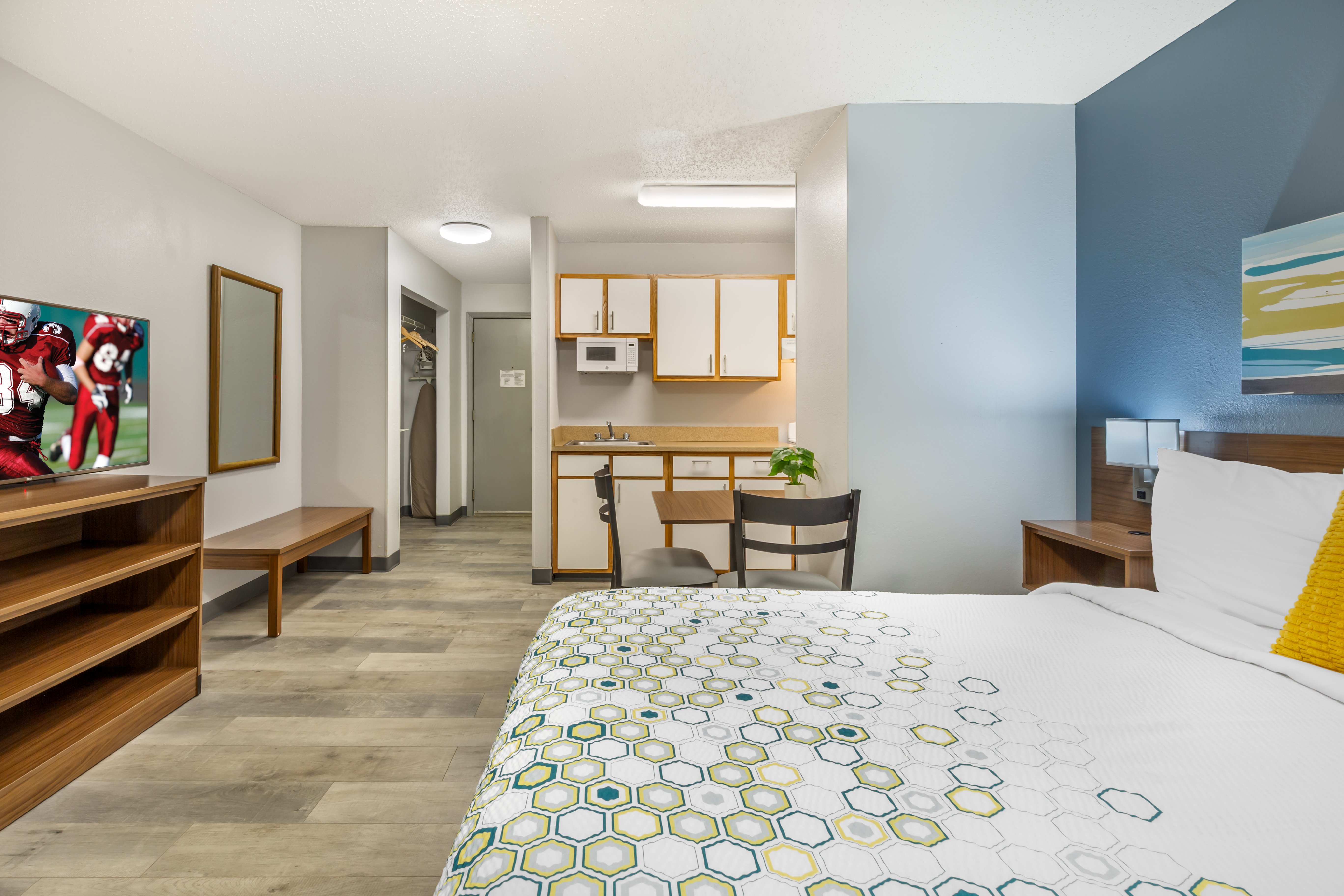 استوديو بسرير كوين، HomeTowne Studios & Suites by Red Roof Greensboro 3/9