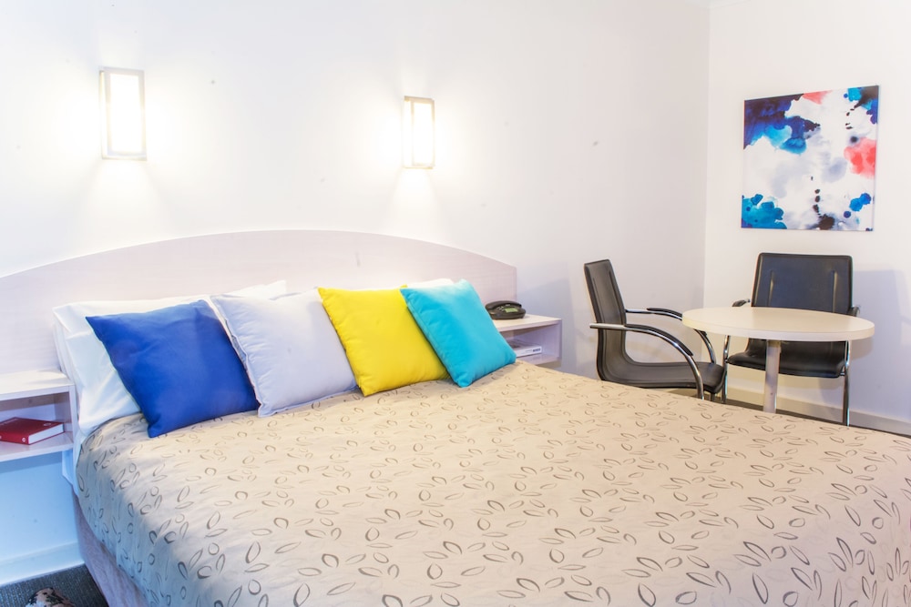 Alexander Motor Inn & Apartments 12/60