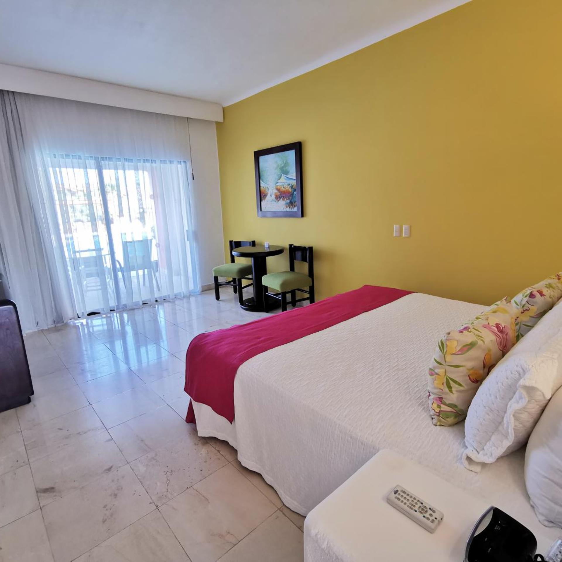 Studio, King Bed, Mountain Wing