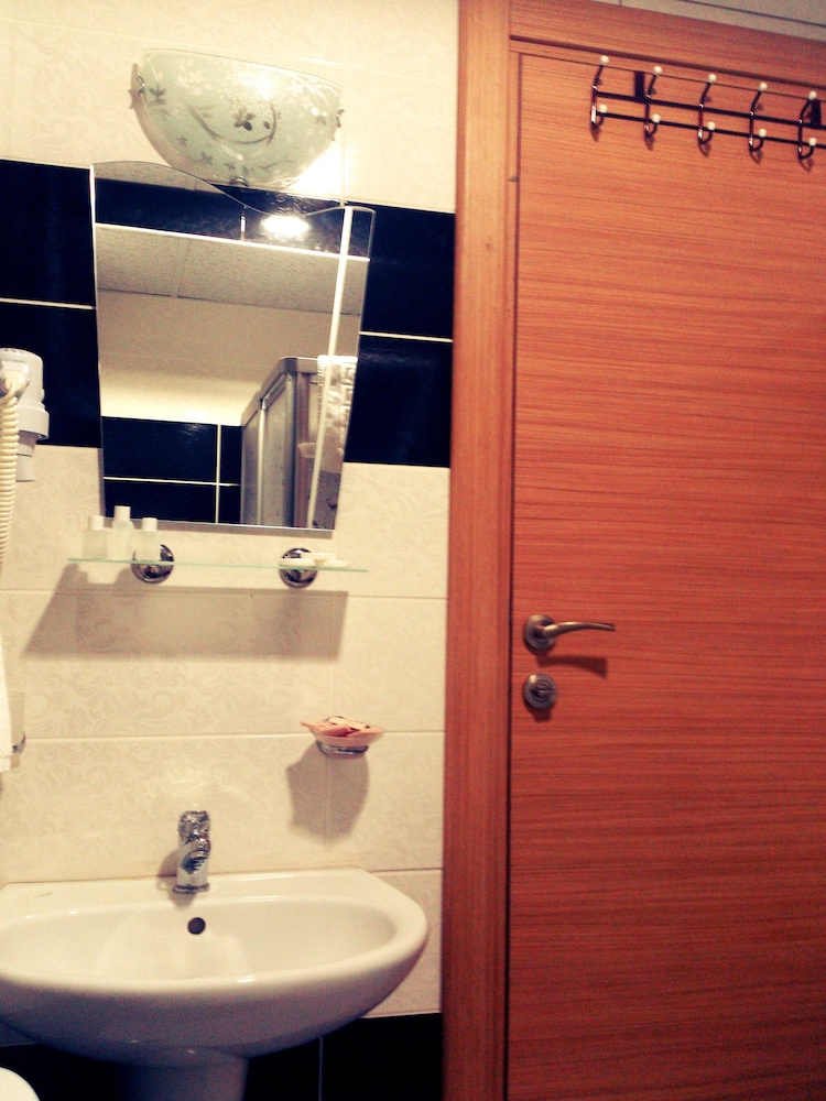 Avcilar Inci Hotel 58/68