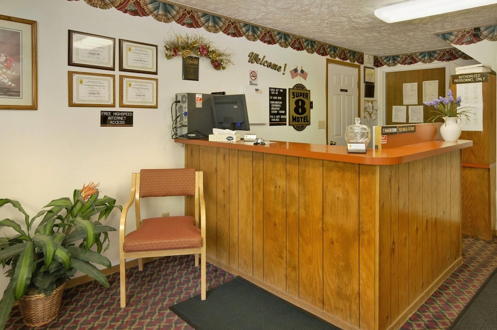 Super 8 By Wyndham Chaska 4/37