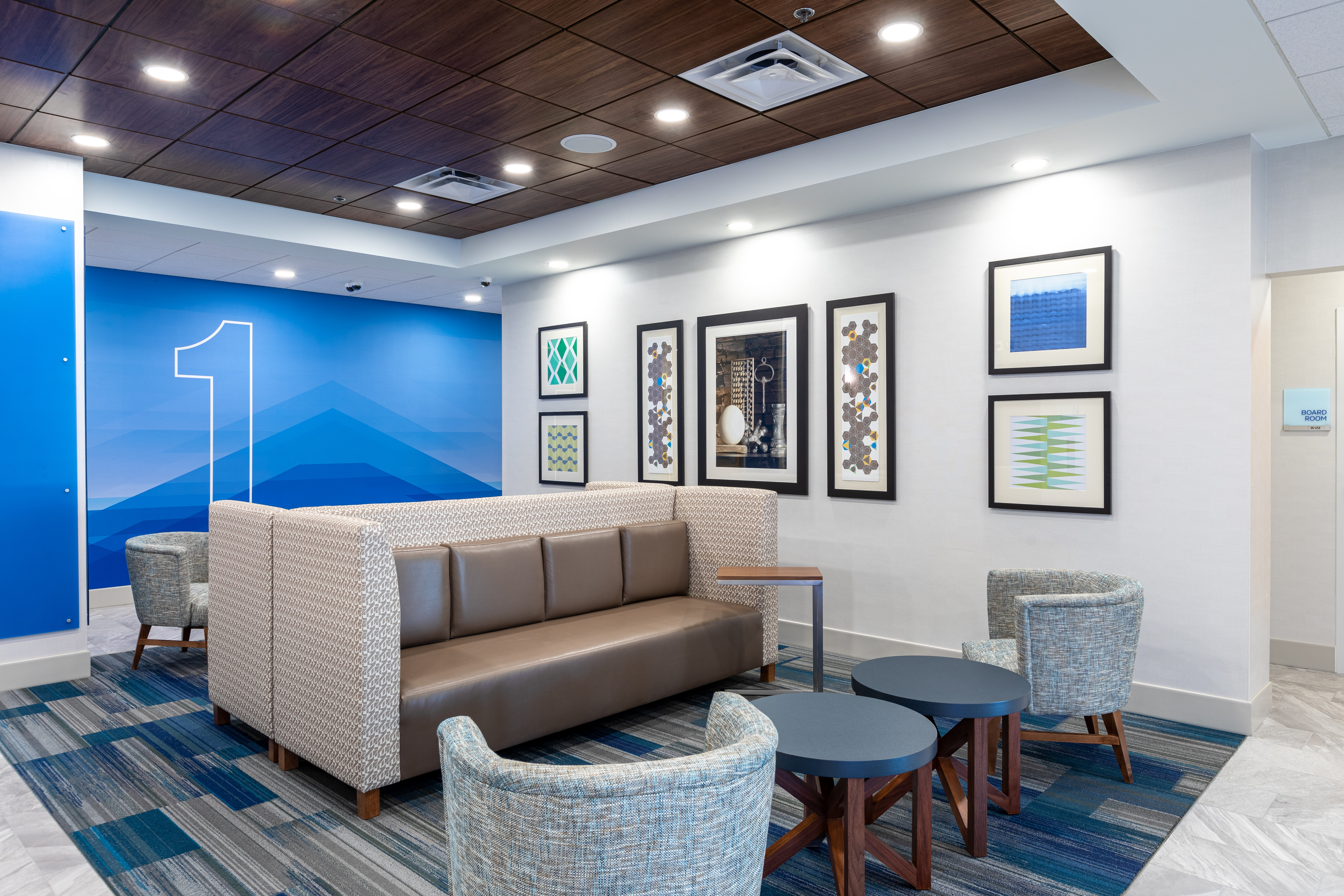 Holiday Inn Express and Suites Asheville Downtown 26/50
