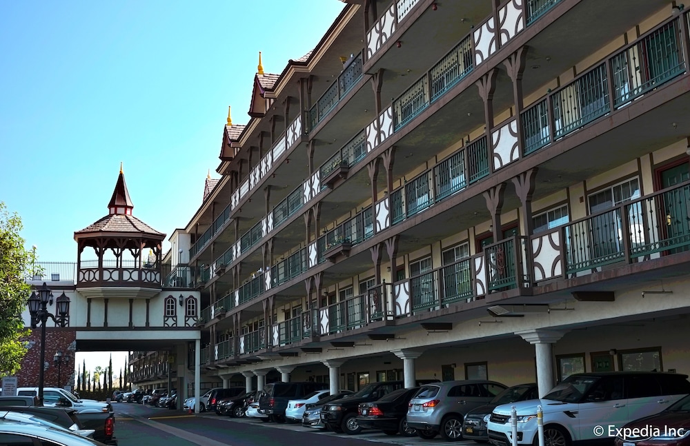 Camelot Inn And Suites 54/62