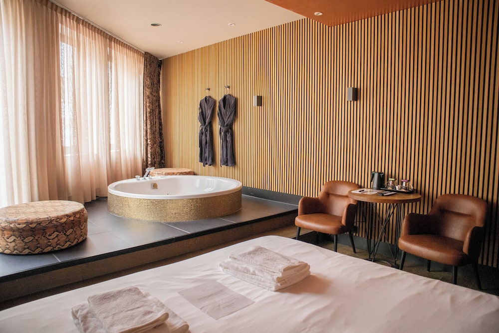 Manzos Suites 13/50