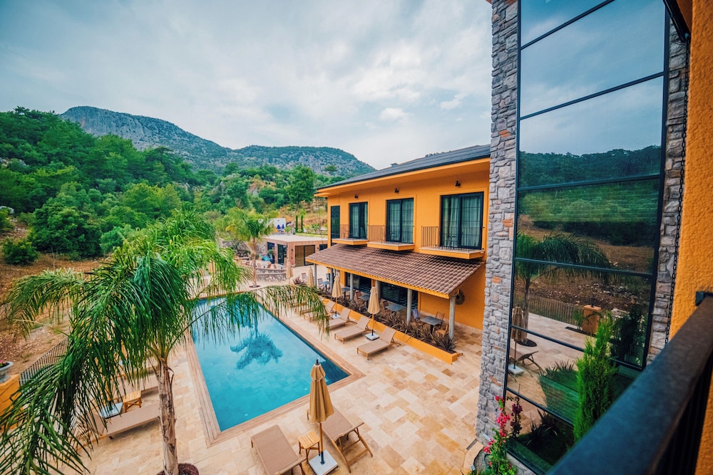 The Remote Hotel 37/44