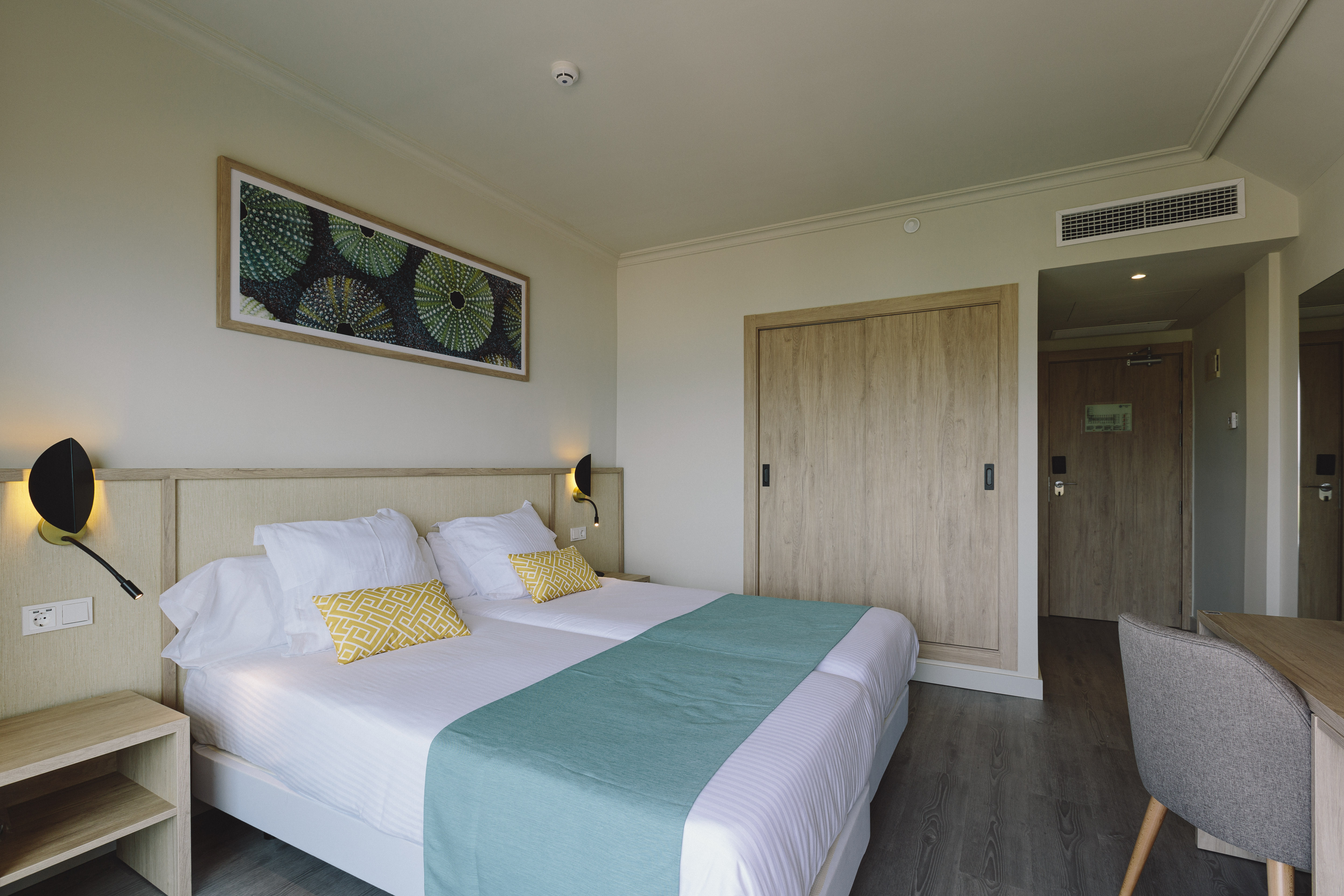 Room, Double or Twin Bed, Lateral Side Sea View