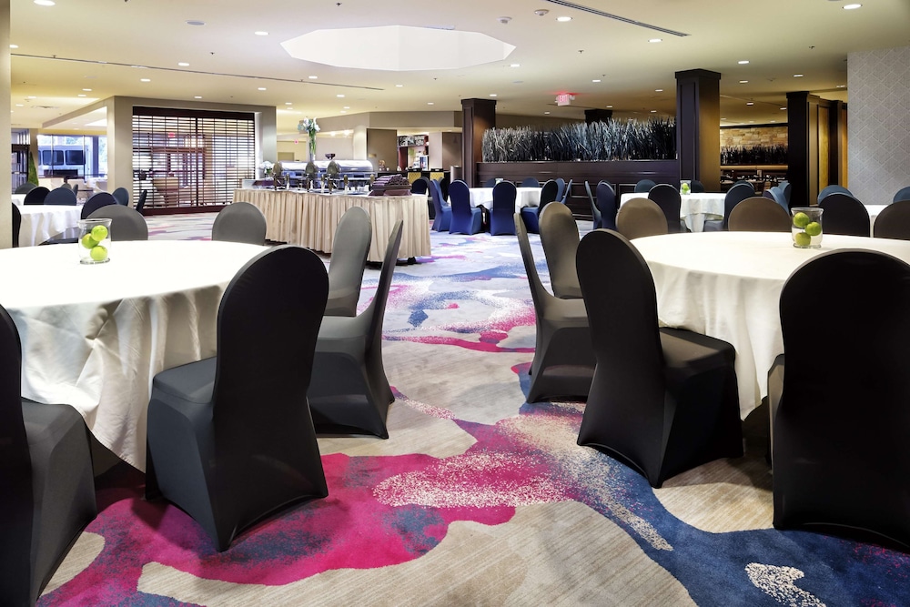 DoubleTree by Hilton Hotel Dallas DFW Airport North 37/53