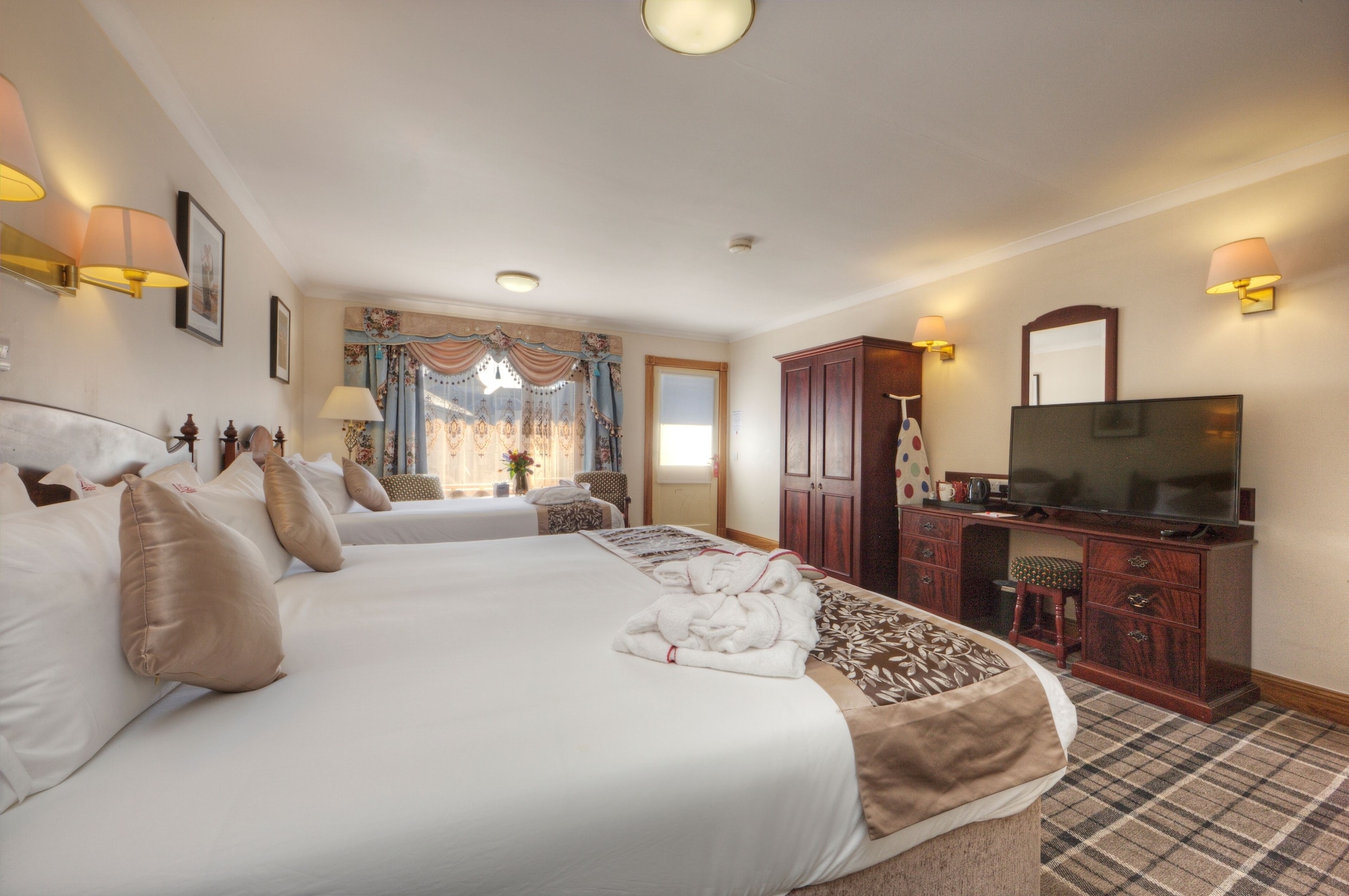 Family, Triple, Double Bed, Outdoor Building