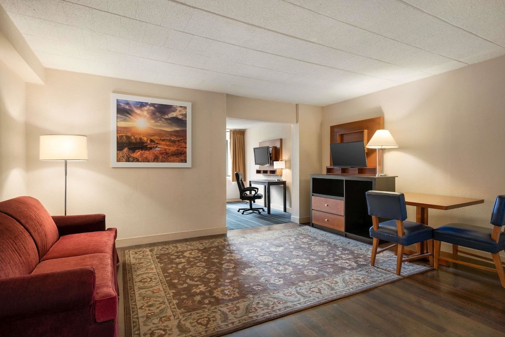 Days Hotel By Wyndham Allentown Airport / Lehigh Valley 34/47