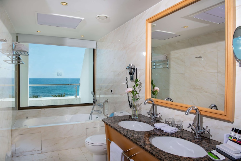 Constantinou Bros Pioneer Beach Hotel - Adults Only 32/36