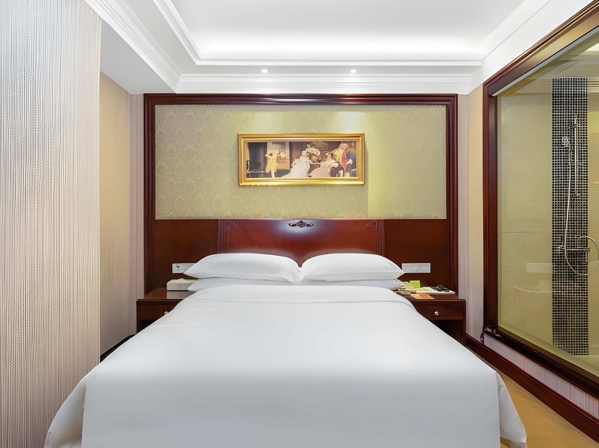 Standard, Queen Bed, No Window