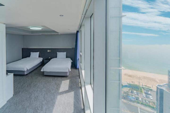 Suite, Partial Sea View, with Pool
