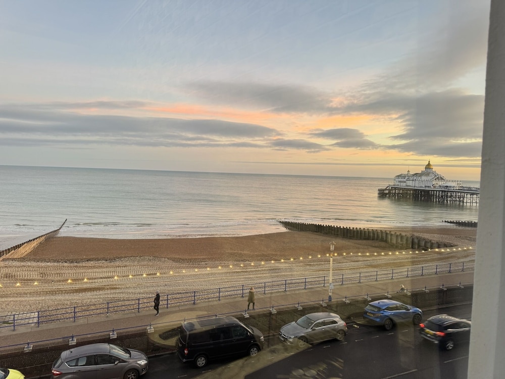 OYO Marine Parade Hotel Eastbourne Pier 56/60