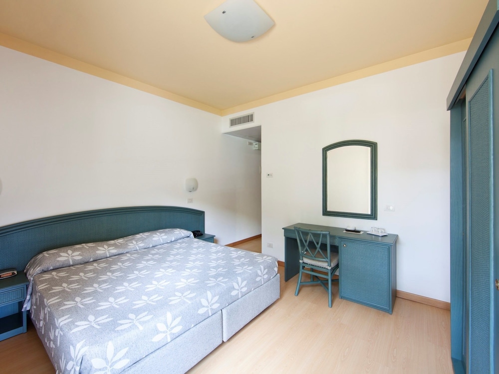 ROOM, DOUBLE BED