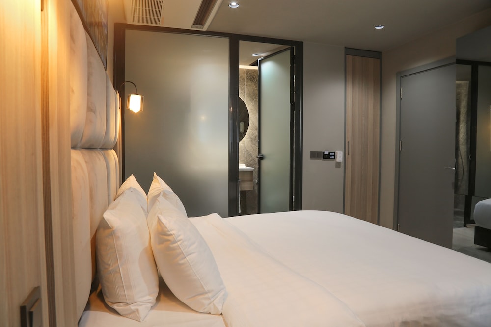 PASAPORT PIER HOTEL 47/79