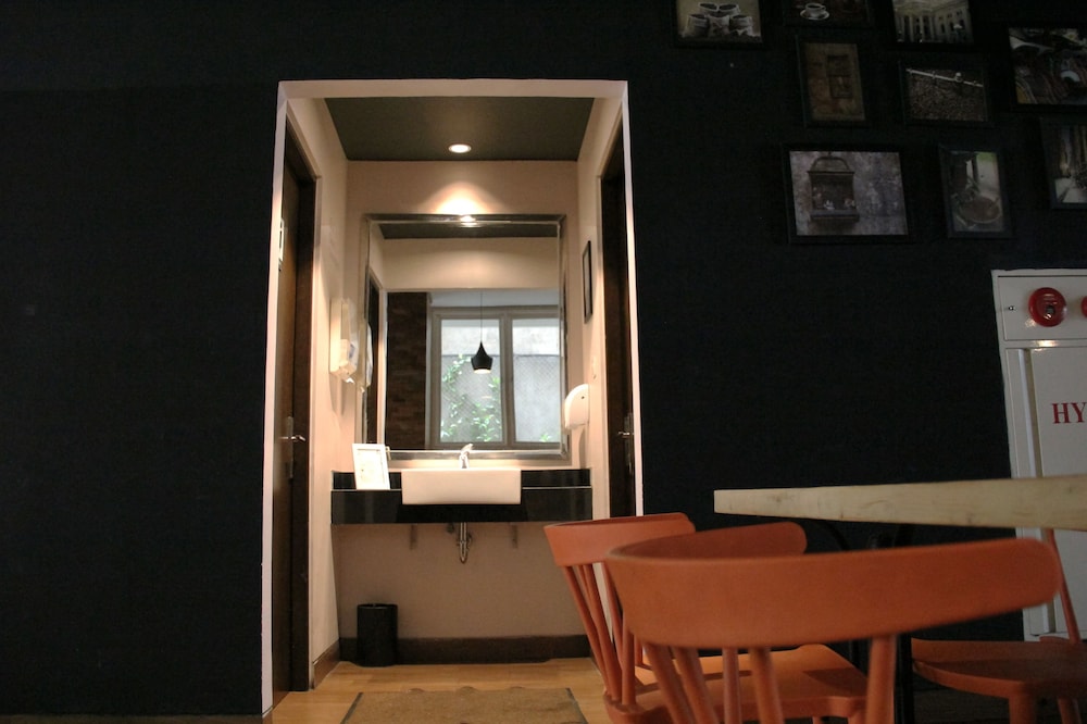 Cleo Hotel Basuki Rahmat 38/46