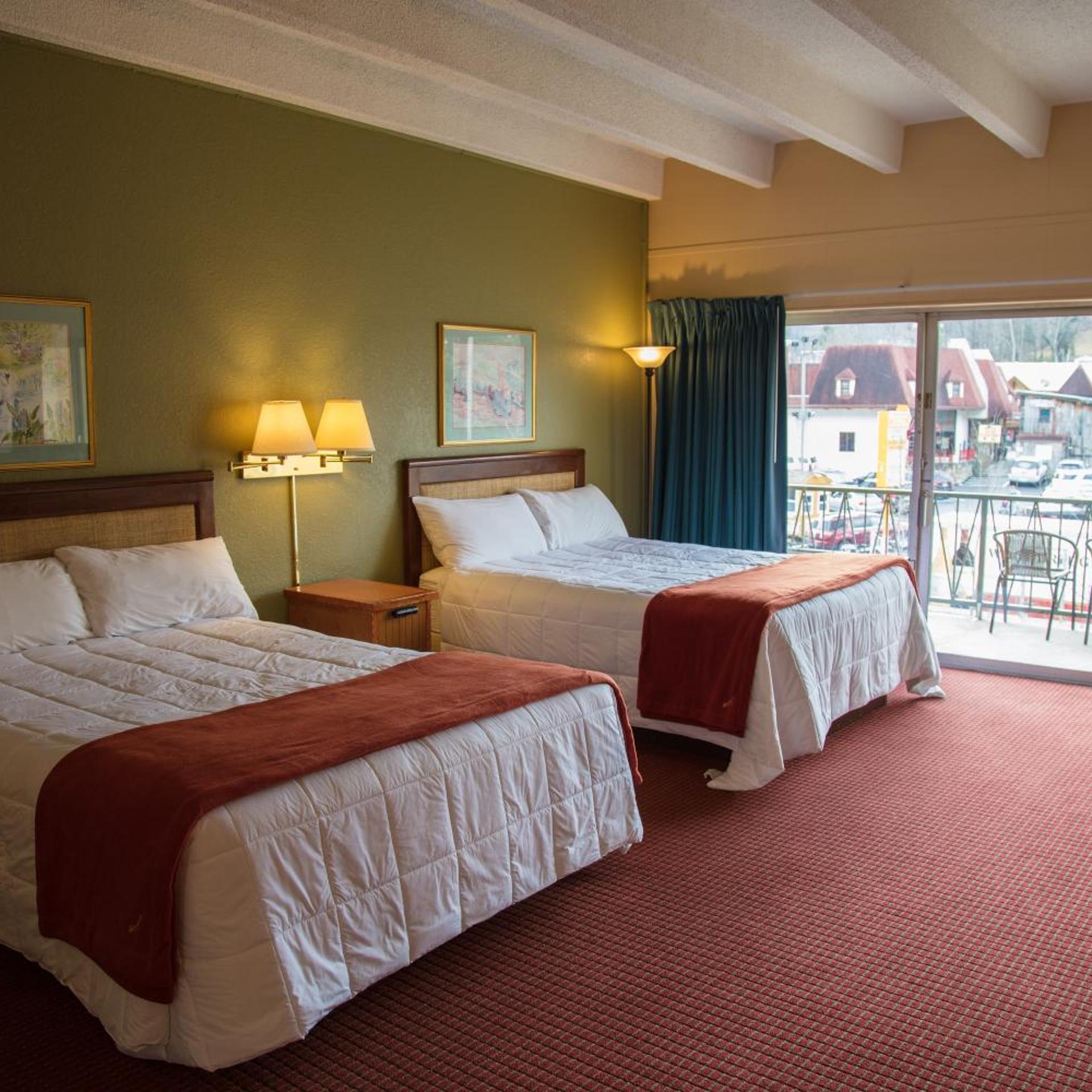 GUEST ROOM, QUEEN BED, RIVER VIEW