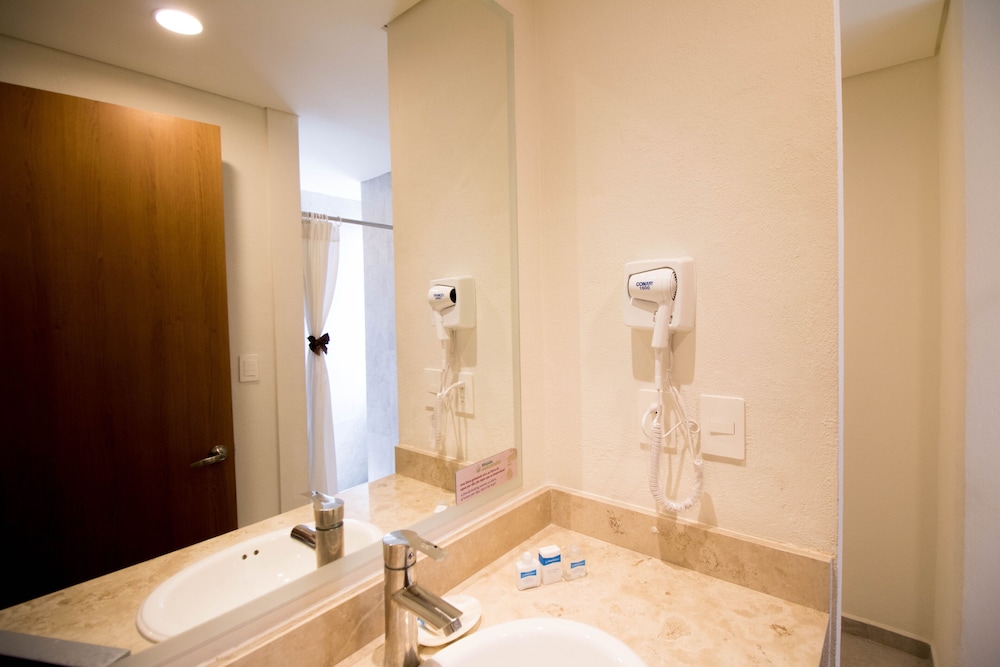 Hotel Mision Puebla Angelopolis 36/38